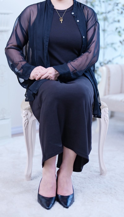 キュピドン銀座の会員。透け感のある黒のワンピースがセクシーかつ上品な、夜のデートに最適な女性。